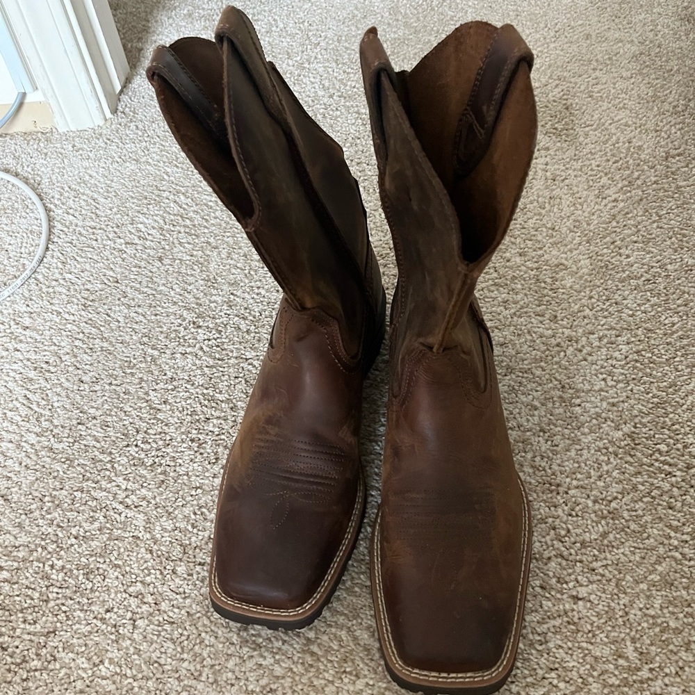 Great pair of Ariat men’s boots - like brand new